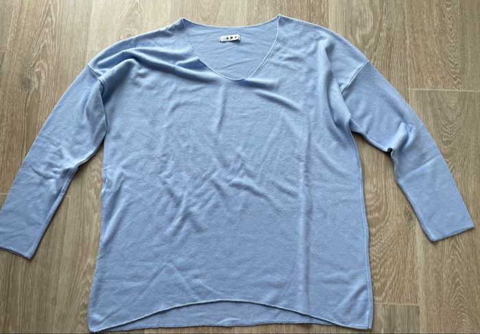 Pull  bleu ciel  manque aucuns strass sur les ailes manches 3/4  neuf