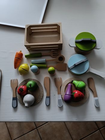 Jeux en bois de cuisine légumes et dinette
Très bon état 