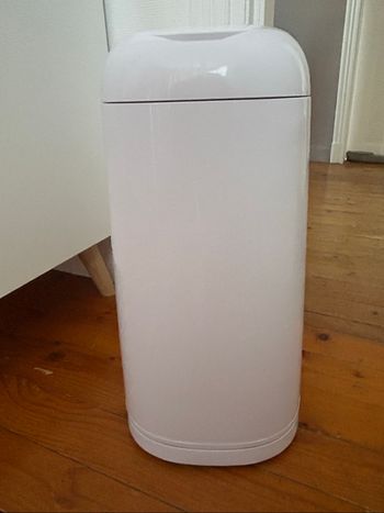 Poubelle à couches avec une recharge