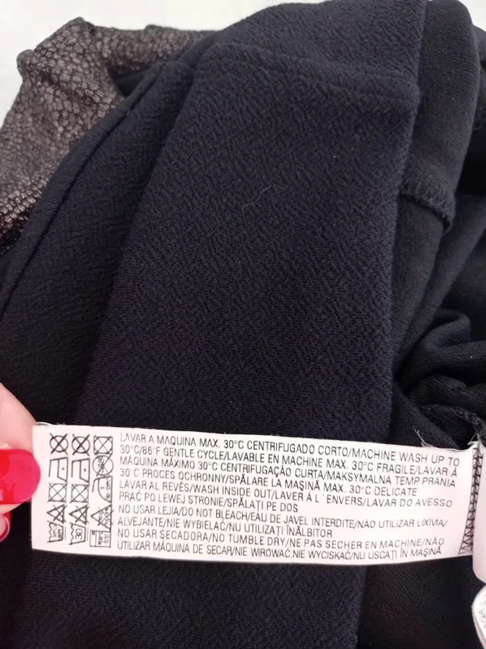 Magnifique robe noire habillée avec doré brillant col et épaules T.M Pull&Bear - photo numéro 10