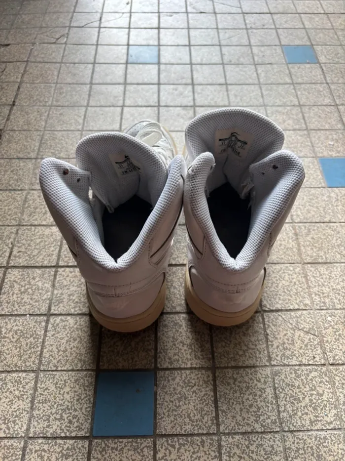 Baskets blanches Nike Air force one - photo numéro 3
