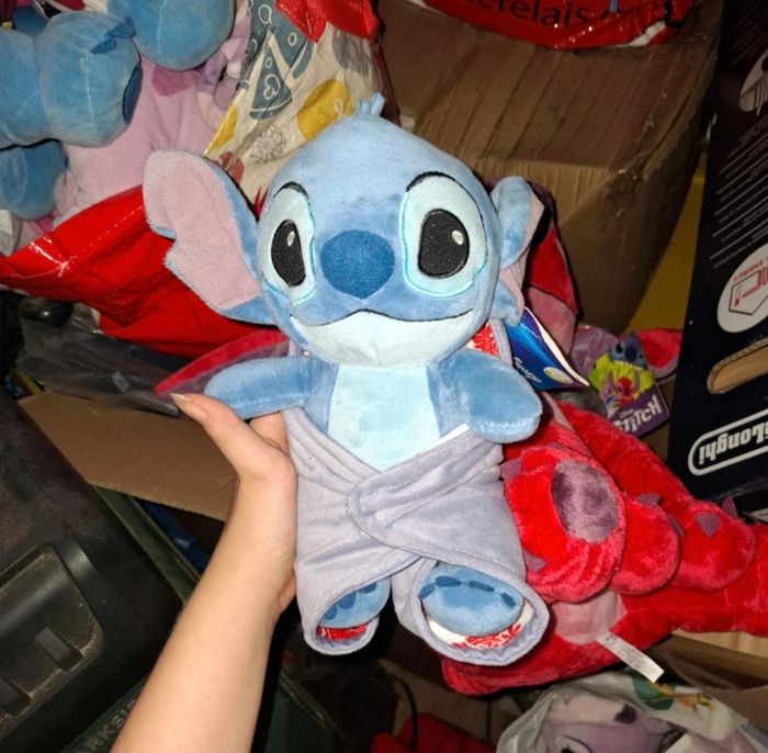 Peluche Stitch dans sa couverture