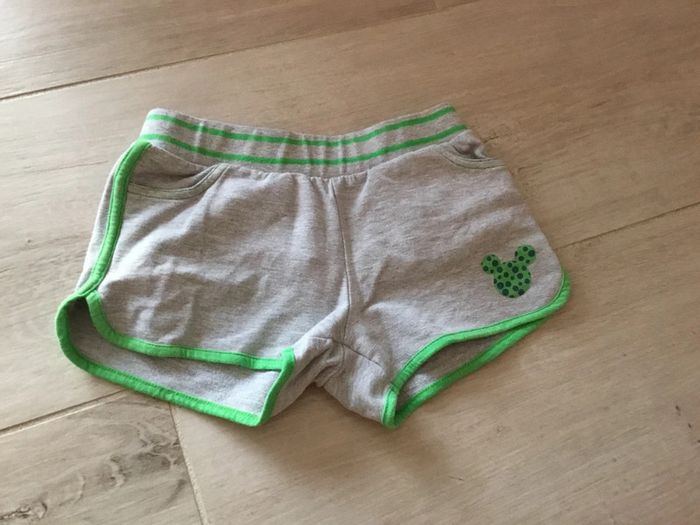 Short fille