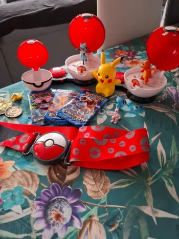 Magnifique lot de pokeball toupie avec figurine ceinture cartes pokemon neuve non officiel