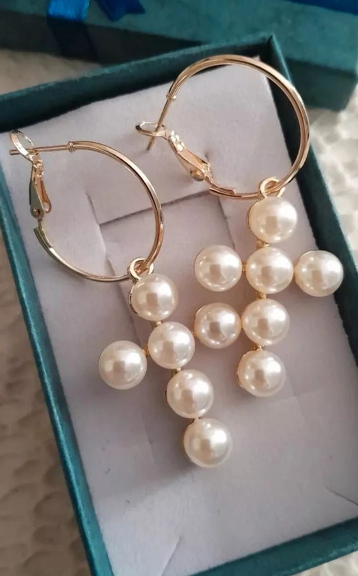 Boucles d'oreilles créoles avec croix, perles blanches, pendantes - photo numéro 3