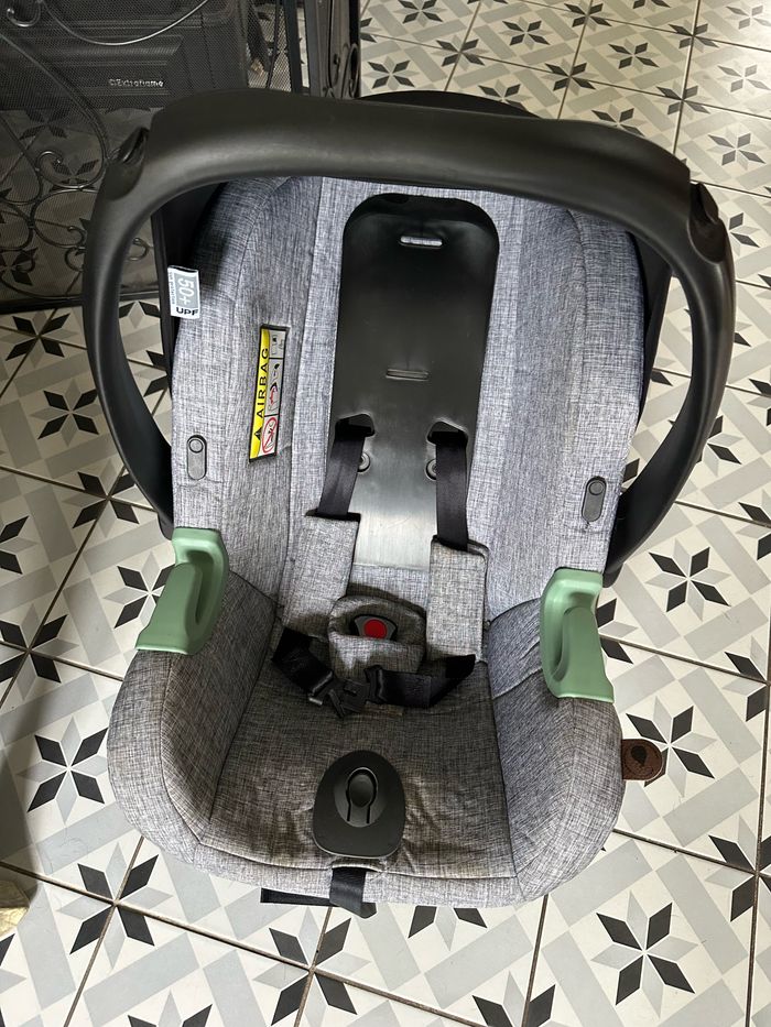 Cosy bébé avec sa base isofix - photo numéro 3