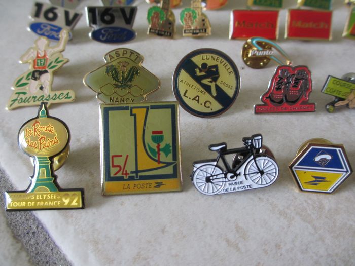 Lot de 35 pin’s années 1990 - photo numéro 4