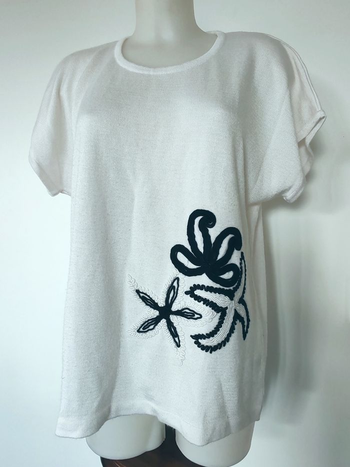 Pull manches courtes en maille avec broderie taille L 