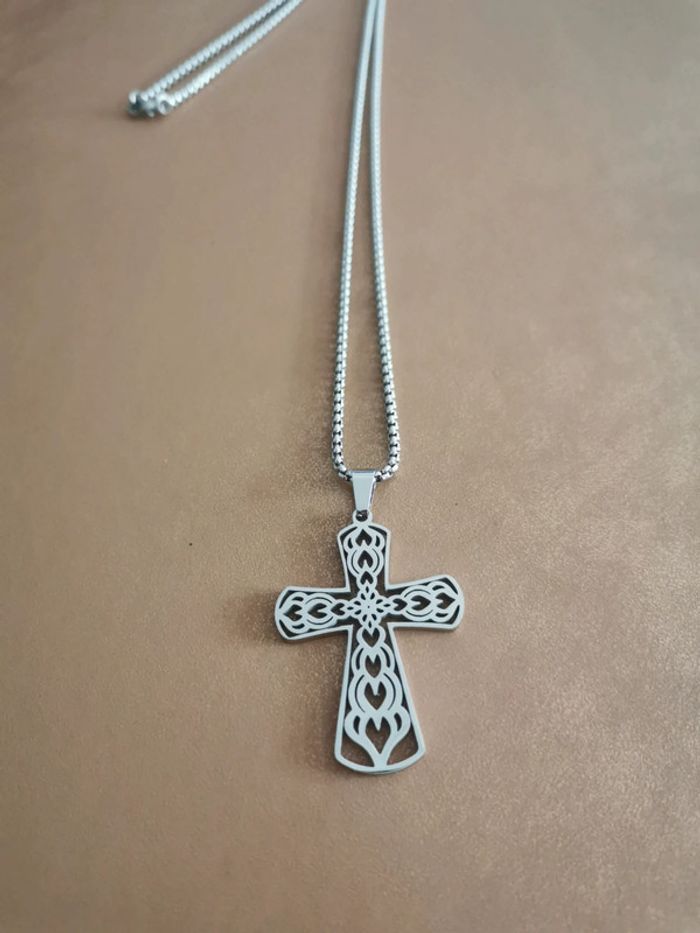 Collier et  croix motif celtique