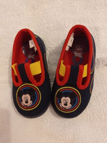 Pointure 24 chaussons porter trois fois voir photos avec Mickey super confortable
