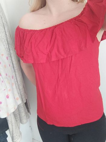 Haut rouge épaules dénudées