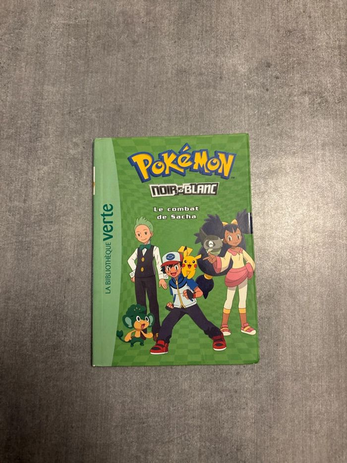 Livre Pokémon, noir et blanc, le combat de Sacha