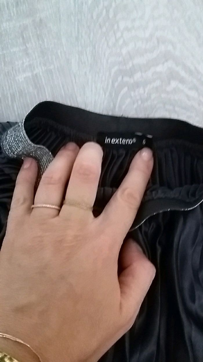 Jupe tournante grise foncé brillante à plis - photo numéro 2