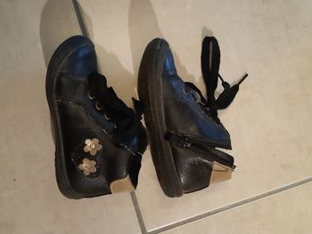 Chaussures noires à fleurs dorées
