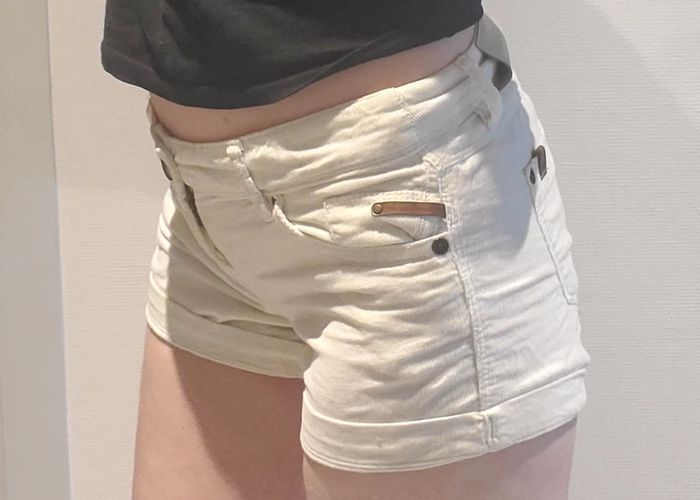 Short blanc strié court 100% Coton de marque Stradivarius