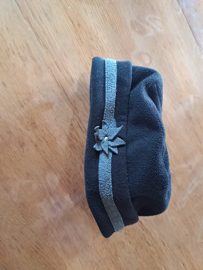 Bonnet polaire noir et gris avec etoile ou fleur - photo numéro 3