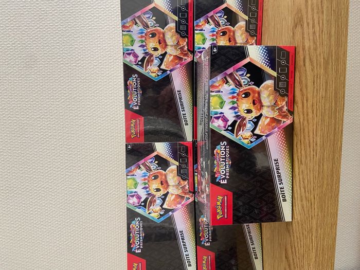 Pokémon boîte surprise évolution prismatiques
