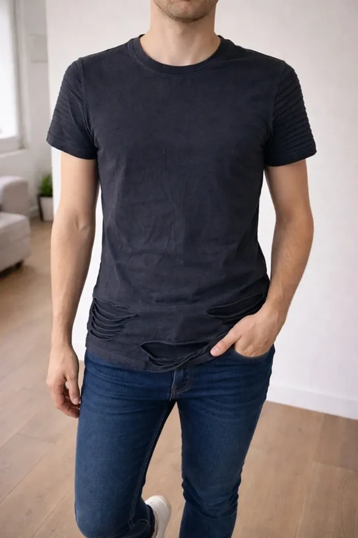 T-shirt Noir Style Destroy – Look Tendance & Audacieux 🖤 - taille S - photo numéro 1