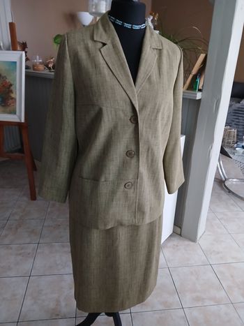 Ensemble blazer et jupe T44.