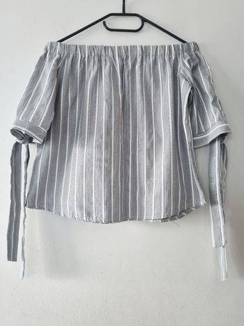 Top gris rayé épaules dénudé