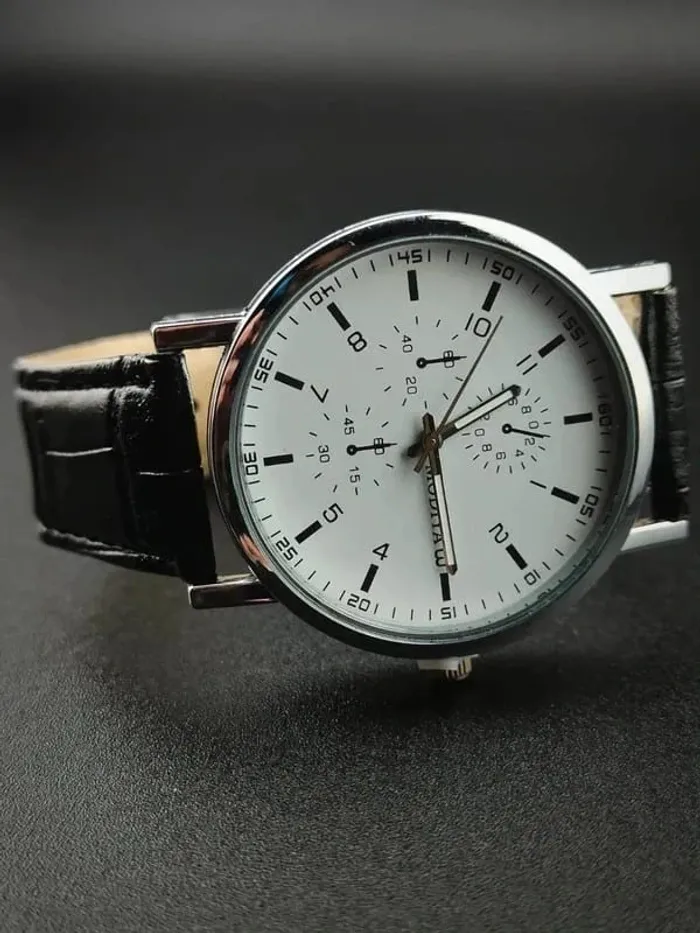 Montre noire, précise, discrète, homme - photo numéro 2