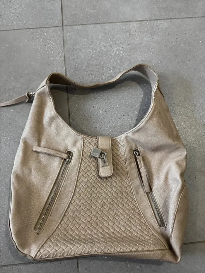 Sac porté épaule beige, bon état mais il y a des traces d'usures 38x25cm