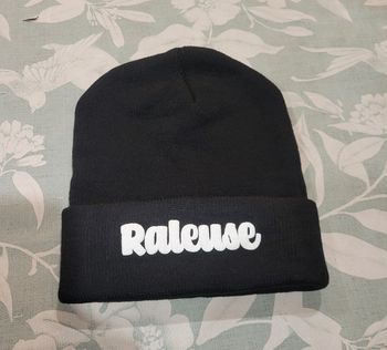 bonnet noir inscription raleuse