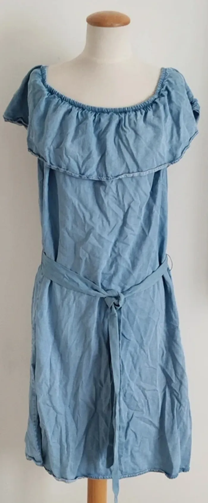 Robe en jean bleu clair légère manches courtes avec ceinture Kiabi taille 50-52 - photo numéro 2