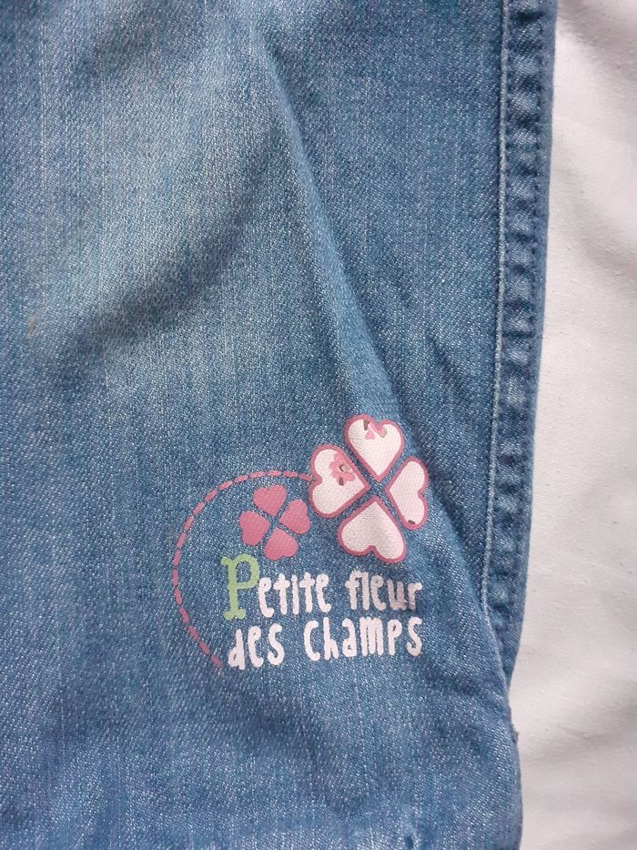 Jean bleu motif rose en bas du pantalon - photo numéro 2