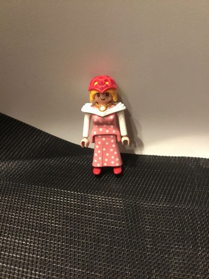 Playmobil figurine femme blonde avec filet a cheveux princesse robe rose motifs pois blancs