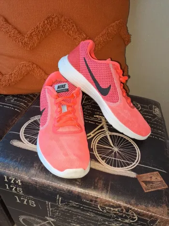 Nike révolution 3 T38.5 comme neuves. Rose blanc et noir. Super état. Sans boîte