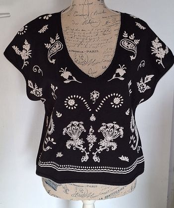 Superbe tee-shirt noir imprimé crème bohême