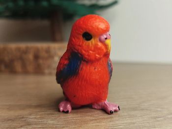Figurine perruche rouge et bleue