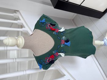 T Shirt Springfield vert avec fleurs et pompons bleu, rouge et blanc en relief