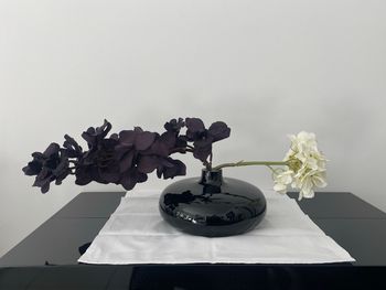 Vase Hervé Gambs en verre noir avec fleurs incluses