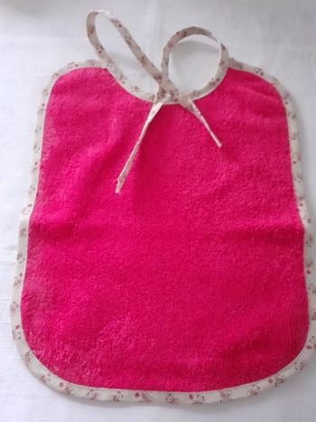 Bavoir en tissu éponge rose fushia