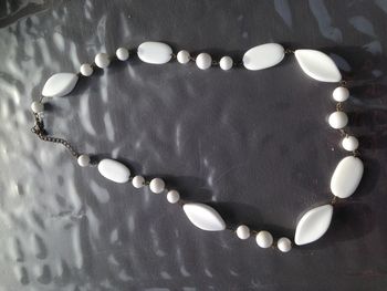 Collier blanc plastique