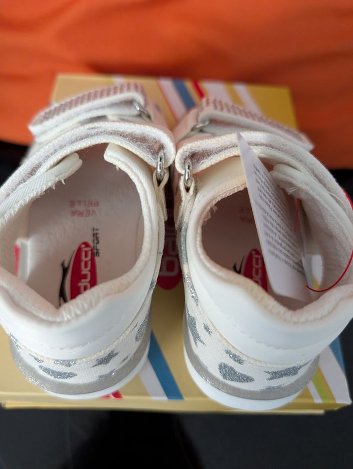 Sandales fille. Taille 23. Neuf. Semelle intérieure en cuir. Balducci - photo numéro 3