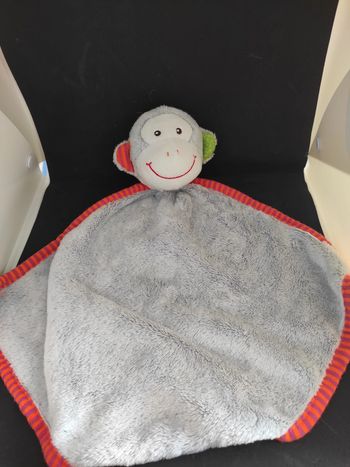 singe gris rouge doudou plat mouchoir  #geektradedoudou