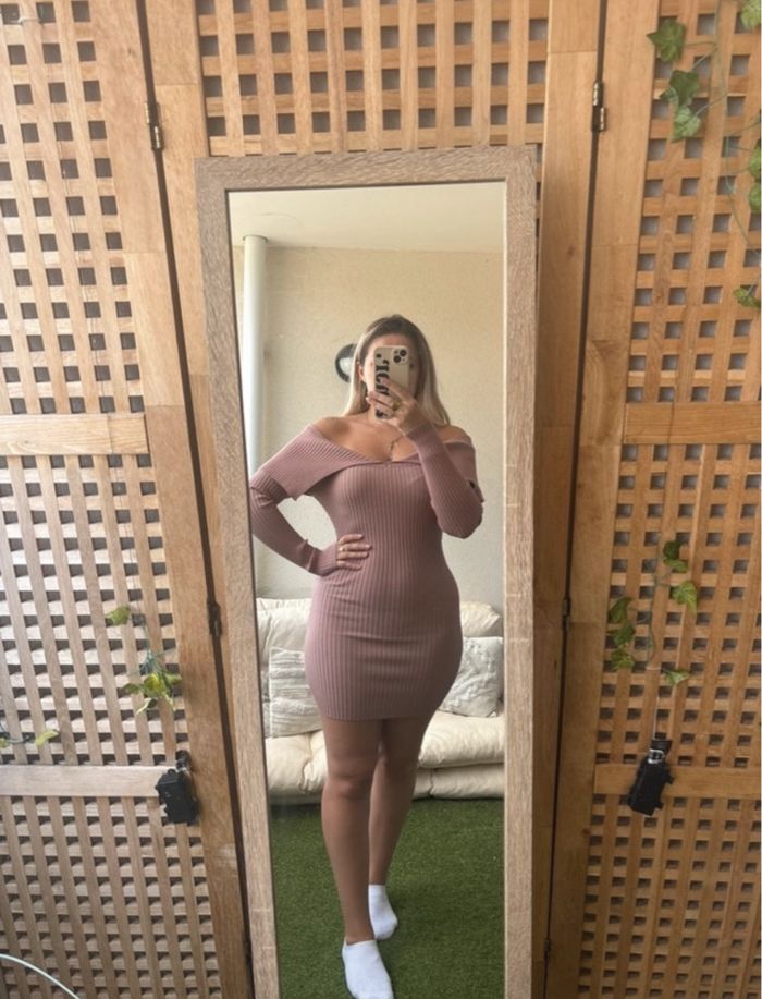 Robe moulante Zara, taille S, couleur rose poudré.