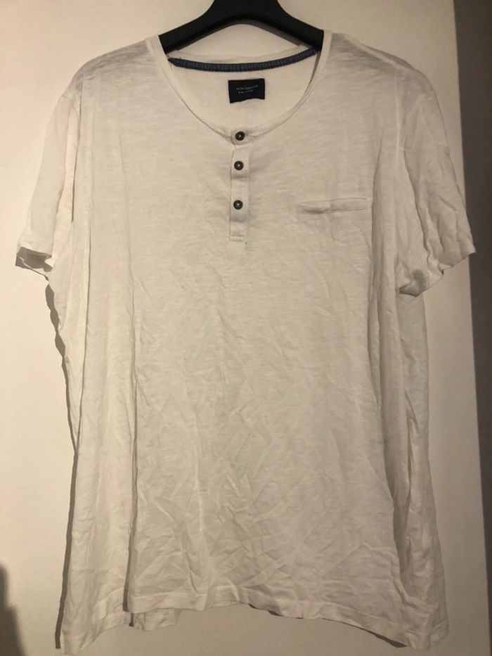 T-shirt blanc avec bouton