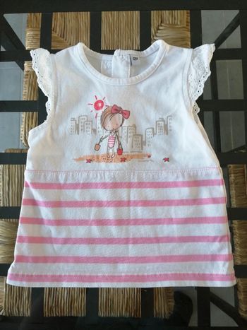 T-shirt petite fille dans le sable