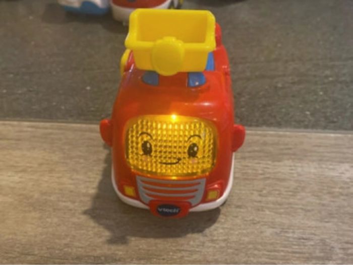 Tut tut bolide Mahé le camion de pompier.