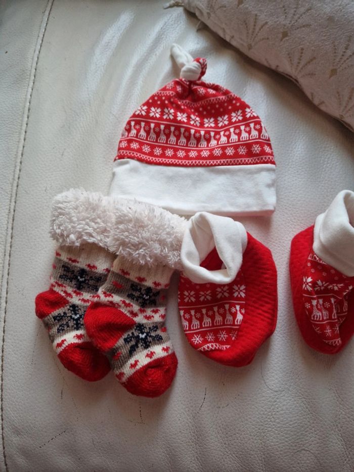 Lot bonnet et chaussettes Noël bébé
