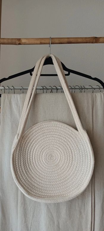 Joli sac rond porté épaule beige crème