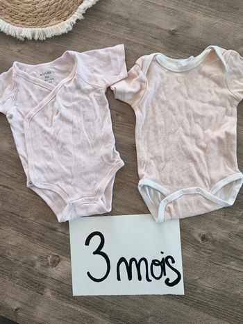 🌞 lot de 2 body 3 mois Bon état