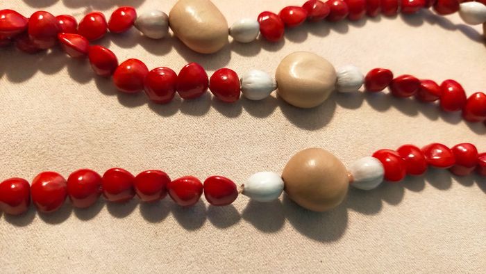 Collier vintage en graines naturelles rouges & ivoire végétal – Collection Terres d’Ailleurs - photo numéro 6