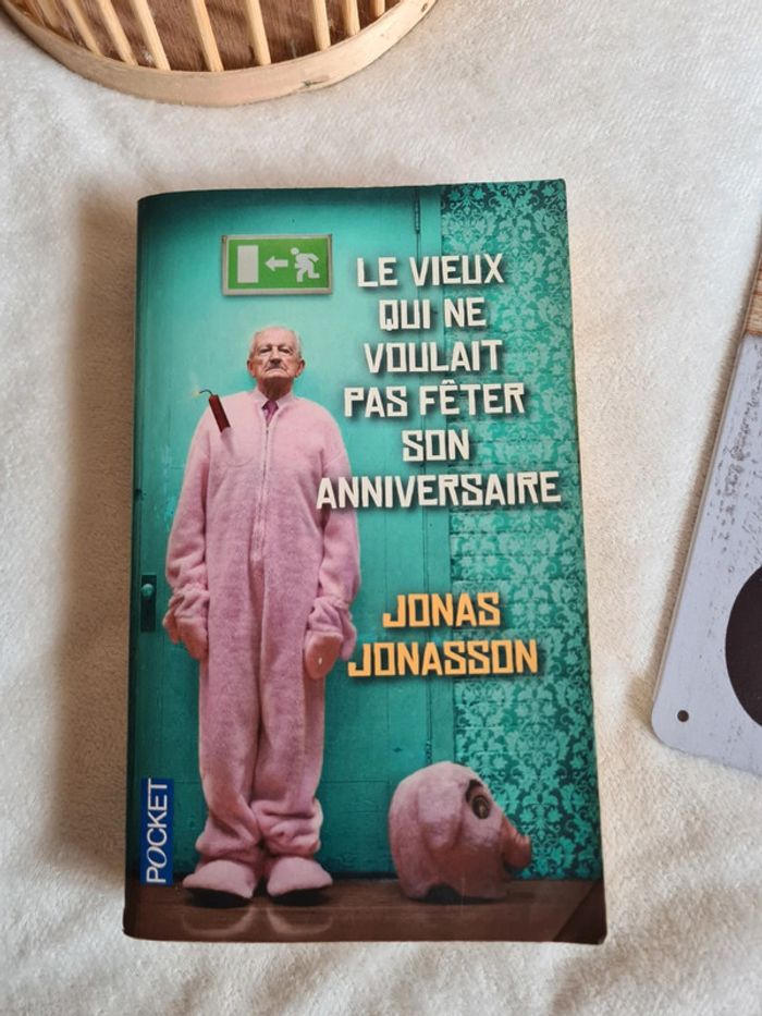 Livre Le vieux qui ne voulait pas fêter son anniversaire - photo numéro 2