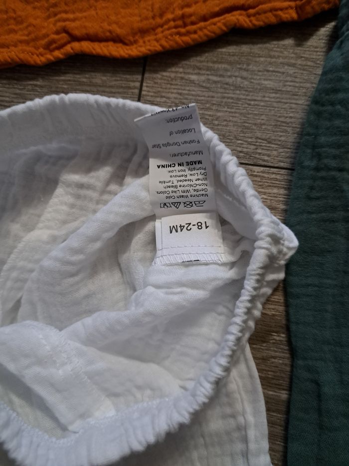 Pantalons fins gaufrés fille 24 mois neufs - photo numéro 2