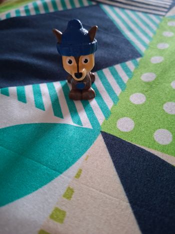 Figurine de la pat patrouille Chase avec bonnet